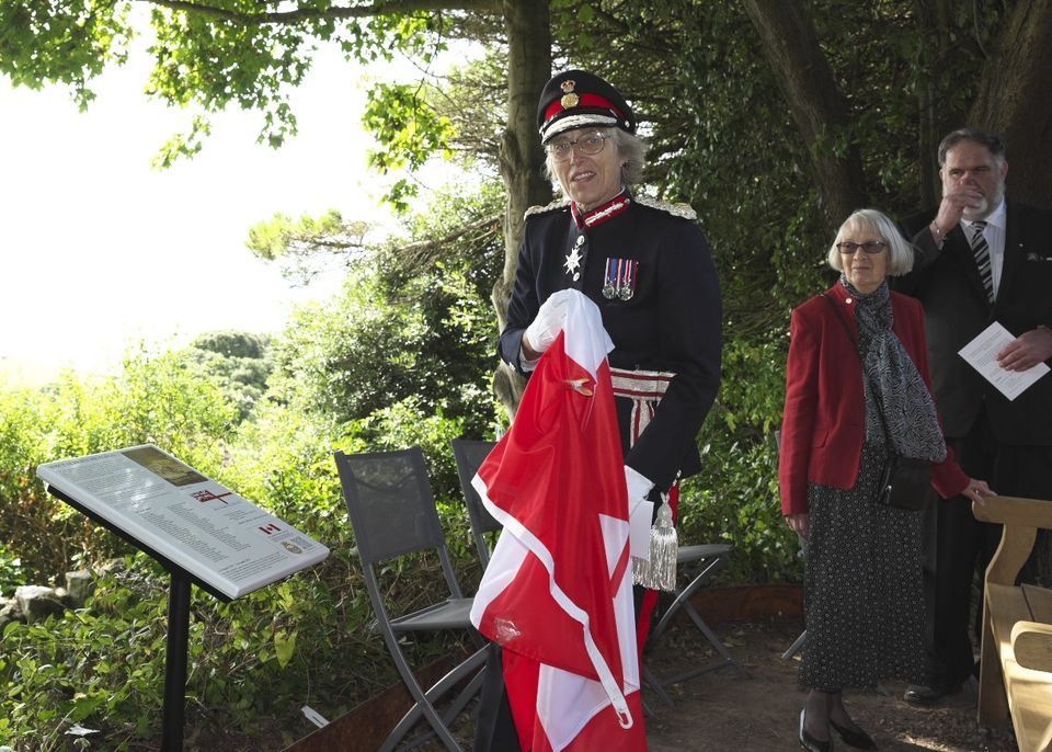 The Lord Lieutenant, Susie Sheldon, unveils the memorial plaque