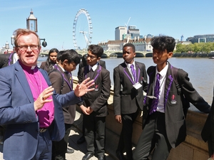 Students given tour of Parliament 
